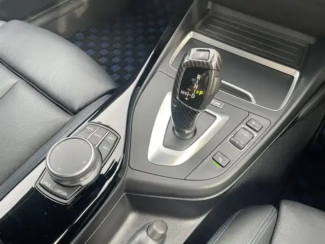 ＢＭＷ １１８ｉ Mスポーツ エディションシャドー 東京都 2019(平31)年 4.6万km サファイアブラックP 専用18インチアルミホイール/専用レザーシート/専用ステアリング/専用エクステリア/専用インテリア/LEDヘッドライト/純正ナビゲーション/バックカメラ/アイドリングストップ/クルーズコントロール/レーンキープ/シートヒーター/スマートドアロック/プッシュスタート/Bluetooth/パワーシート/新車保証書/取扱説明書