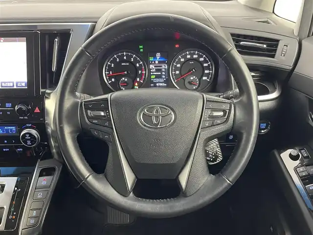 トヨタ アルファード S Aパッケージ 埼玉県 2015(平27)年 6.8万km ラグジュアリーホワイトパールクリスタルシャインガラスフレーク 純正９型ナビ（CD/DVD/Bluetooth/Blu-ray/フルセグTV/USB/AUX)/JBLサウンド/バックカメラ/ビルトインETC/両側パワースライドドア/純正フリップダウンモニター/クルーズコントロール/LEDヘッドライト/オートライト/クリアランスソナー/オットマン/MTモード付AT車/ドアバイザー/電動パーキングブレーキ/ブレーキホールド/プッシュスタート/スマートキー