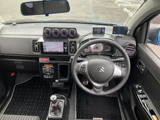 スズキ アルト ワークス 滋賀県 2019(平31)年 1.3万km ブリスクブルーM ワンオーナー/JAAA検査実施済み車両/検査時走行12313キロ/直列3気筒DOHC12バルブICターボ5速MT/カロッツェリアナビ（AVIC-RW901）/・フルセグTV・Bluetooth/バックモニター/純正レカロシート/純正フロントバンパーロアガーニッシュ/HKS EVC/CUSKO車高調/GREDDYインタークーラー/TRUSTエアクリーナー/モンスターフロントタワーバー/社外4連メーター/ブリッツマフラー/純正15インチAW/カロッツェリアドライブレコーダー/社外レーダー/純正マット/バイザー/取説/保証証/スペアキー/