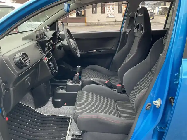 スズキ アルト ワークス 滋賀県 2019(平31)年 1.3万km ブリスクブルーM ワンオーナー/JAAA検査実施済み車両/検査時走行12313キロ/直列3気筒DOHC12バルブICターボ5速MT/カロッツェリアナビ（AVIC-RW901）/・フルセグTV・Bluetooth/バックモニター/純正レカロシート/純正フロントバンパーロアガーニッシュ/HKS EVC/CUSKO車高調/GREDDYインタークーラー/TRUSTエアクリーナー/モンスターフロントタワーバー/社外4連メーター/ブリッツマフラー/純正15インチAW/カロッツェリアドライブレコーダー/社外レーダー/純正マット/バイザー/取説/保証証/スペアキー/