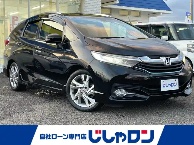 ホンダ シャトル ハイブリッド Z 徳島県 2015(平27)年 10.1万km クリスタルブラックパール (株)IDOMが運営する【じしゃロン徳島店】の自社ローン専用車両になりますこちらは現金またはオートローンご利用時の価格です。/自社ローンご希望の方は別途その旨お申付け下さい”										/										/衝突軽減被害軽減ブレーキ/純正ナビゲーション（フルセグ/CD/DVD/Bluetooth)/バックカメラ/トラクションコントロール/純正15インチアルミホイール/ビルトインETC/2カメラドライブレコーダー/ハーフレザーシート/シートヒーター/パドルシフト/プッシュスタート/スマートキー/オート電動格納ミラー/革巻きステアリング/ステアリングリモコン/純正フロアマット/サイドバイザー/Ｗエアバック/カーテンエアバック