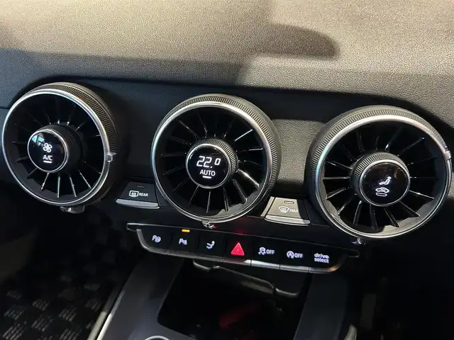 アウディ ＴＴクーペ 2．0 TFSI クワトロ 道央・札幌 2015(平27)年 4.4万km グレイシアホワイトメタリック アシスタンスパッケージアドバンスト/マトリクスLEDヘッドライト/AUDIサイドアシスト/レーンアシスト/パークアシスト/バックカメラ/ホールドアシスト/MMIナビゲーション/バーチャルコックピッド/パワーシート/パーキングエイド/社外GPSレーダー