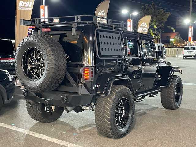 クライスラー・ジープ ジープ ラングラー アンリミテッド サハラ 長野県 2015(平27)年 6.2万km 黒 リフトアップ（PRO　COMP）/Smittybilt XRCフロントバンパー/Smittybilt XRCリアバンパー/Smittybilt　ルーフラック/NITTO　TRAIL　GLAPPLERタイヤ/（37×13.50R20）/FUEL20インチアルミホイール/サイドオーニング/社外グリル/社外サイドステップ/社外ヘッドライト/社外テープランプガード/社外テールランプ/社外マフラー/社外オーバーフェンダーパイプ/カロッツェリアナビ/ETC/Bluetooth・フルセグTV・SD・DVD・FM/デジタルインナーミラー型前後ドラレコ/サハラ黒レザーシート/前席シートヒーター/クルーズコントロール/ドアバイザー/保証書/取扱説明書/スペアキー