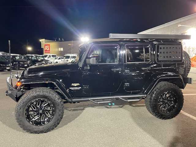 クライスラー・ジープ ジープ ラングラー アンリミテッド サハラ 長野県 2015(平27)年 6.2万km 黒 リフトアップ（PRO　COMP）/Smittybilt XRCフロントバンパー/Smittybilt XRCリアバンパー/Smittybilt　ルーフラック/NITTO　TRAIL　GLAPPLERタイヤ/（37×13.50R20）/FUEL20インチアルミホイール/サイドオーニング/社外グリル/社外サイドステップ/社外ヘッドライト/社外テープランプガード/社外テールランプ/社外マフラー/社外オーバーフェンダーパイプ/カロッツェリアナビ/ETC/Bluetooth・フルセグTV・SD・DVD・FM/デジタルインナーミラー型前後ドラレコ/サハラ黒レザーシート/前席シートヒーター/クルーズコントロール/ドアバイザー/保証書/取扱説明書/スペアキー