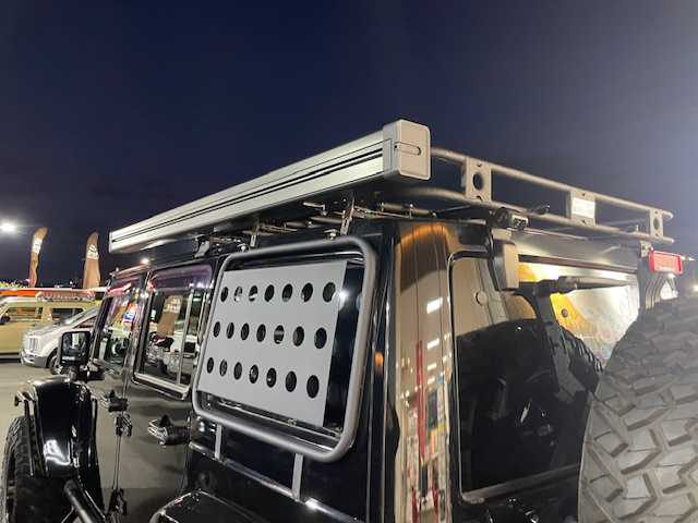 クライスラー・ジープ ジープ ラングラー アンリミテッド サハラ 長野県 2015(平27)年 6.2万km 黒 リフトアップ（PRO　COMP）/Smittybilt XRCフロントバンパー/Smittybilt XRCリアバンパー/Smittybilt　ルーフラック/NITTO　TRAIL　GLAPPLERタイヤ/（37×13.50R20）/FUEL20インチアルミホイール/サイドオーニング/社外グリル/社外サイドステップ/社外ヘッドライト/社外テープランプガード/社外テールランプ/社外マフラー/社外オーバーフェンダーパイプ/カロッツェリアナビ/ETC/Bluetooth・フルセグTV・SD・DVD・FM/デジタルインナーミラー型前後ドラレコ/サハラ黒レザーシート/前席シートヒーター/クルーズコントロール/ドアバイザー/保証書/取扱説明書/スペアキー