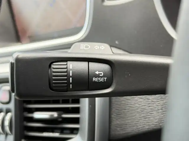 ボルボ Ｖ４０ D4 インスクリプション 静岡県 2018(平30)年 4.3万km クリスタルホワイトP ホワイトレザーシート/BLIS/純正ナビ/(CD/Bluetooth/USB)/衝突被害軽減システム/バックカメラ/アダプティブクルーズコントロール/レーンキープアシスト/パーキングアシスト/メモリー付パワーシート/シートヒーター/スマートキー/ETC/ドライブレコーダー/フロアマット/純正17インチアルミホイール