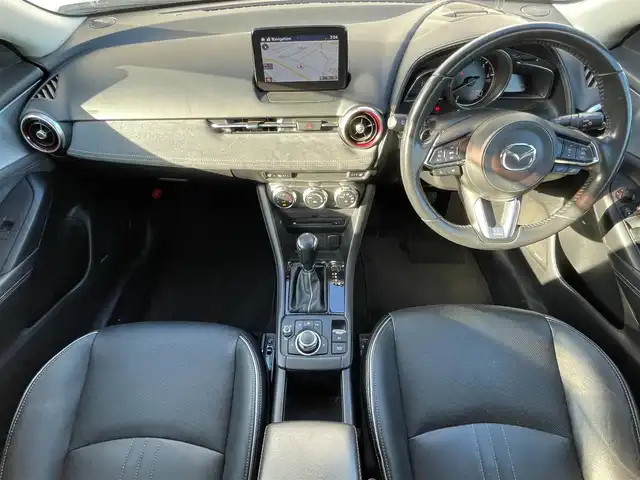 マツダ ＣＸ－３ XD Lパッケージ 滋賀県 2019(平31)年 8万km スノーフレイクホワイトパールマイカ BOSEサウンドシステム/純正ナビ/（AM/FM/CD/DVD/フルセグ/Bluetooth/USB）/アラウンドビューモニター/バックカメラ/ETC/i-ACTIVSENSE/・踏み間違い防止アシスト/・ブレーキアシスト/・プリクラッシュブレーキアシスト/・ヒルスタート（坂道発進）アシスト/・前方衝突防止支援システム/・後側方衝突防止支援システム/・TCS（トラクションコントロールシステム）/・VDC（ビークルダイナミクスコントロール）/・レーンキープアシスト/・車間自動制御システム/・ASCD（オートスピードコントロール装置）/・ABS（アンチロックブレーキシステム）/・バックビューモニター/・サイドブラインドモニター/・コーナー・バックセンサー（ソナー）/・標識検知機能/運転席・助手席シートヒーター/ステアリングヒーター/電動格納ミラー/電子パーキング/ブレーキホールド/アイドリングストップ/ステアリングスイッチ/パドルシフト/オートライト/LEDヘッドライト/フロントフォグ/フルオートエアコン/USB端子/プッシュスタート/スマートキー/純正フロアマット/純正ドアバイザー