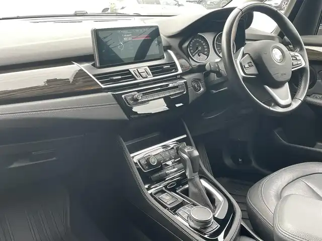 ＢＭＷ ２１８ｄ アクティブツアラー ラグジュアリー 静岡県 2016(平28)年 5.6万km サファイアブラックP インテリジェントセーフティ/衝突軽減ブレーキ/車線逸脱警告/IDriveHDDナビBluetooth/インターフェース　バックカメラ/ブラックレザーシートシートヒーター/パワーシート　運転席メモリー機能/リヤガラスフィルム施工/キーレス/ミラー一体型ETC/前後ドライブレコーダー