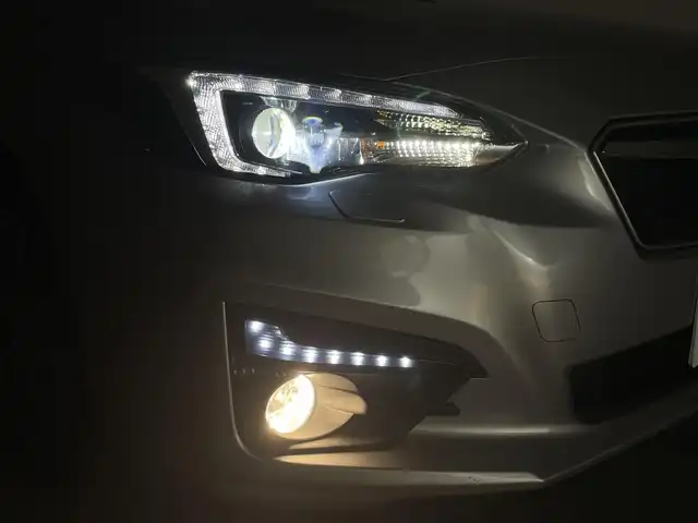 スバル インプレッサ スポーツ 2．0i－L アイサイト 群馬県 2017(平29)年 6万km アイスシルバーメタリック アドバンスドセイフティパッケージ/・リヤビークルディテクション/・ハイビームアシスト/――――――――――――――/純正8インチSDナビ/（フルセグTV/BT/CD/DVD/SD）/バックカメラ/前方純正ドライブレコーダー/後方社外ドライブレコーダー/ETC2.0/アイサイトVer.3/・プリクラッシュブレーキ/・ＡＴ誤発進/誤後進抑制制御/・全車速追従機能付きクルーズコントロール/・アクティブレーンキープ/（車線中央維持/車線逸脱抑制）/・車線逸脱警報/・ふらつき警報/電動パーキングブレーキ/ステアリングレスポンシブルヘッドライト/パドルシフト