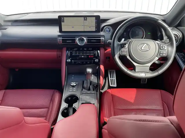 レクサス ＩＳ 300h Fスポーツ 福岡県 2020(令2)年 2.8万km ホワイトノーヴァガラスフレーク メーカー純正ナビ：CD DVD フルセグTV　Bluetooth　SD MIra cast/純正アルミホイール/パノラミックビューモニター/サンルーフ/赤革シート/ステアリングヒーター/D.Nパワーシート/シートヒーター/エアシート/サンルーフ/パドルシフト/レーダークルーズ/センタートレース/ＥＴＣ2.0/ＰＣＳ/ＢＳＭ/センタートレース/オートハイビーム/パドルシフト