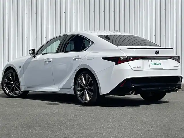 レクサス ＩＳ 300h Fスポーツ 福岡県 2020(令2)年 2.8万km ホワイトノーヴァガラスフレーク メーカー純正ナビ：CD DVD フルセグTV　Bluetooth　SD MIra cast/純正アルミホイール/パノラミックビューモニター/サンルーフ/赤革シート/ステアリングヒーター/D.Nパワーシート/シートヒーター/エアシート/サンルーフ/パドルシフト/レーダークルーズ/センタートレース/ＥＴＣ2.0/ＰＣＳ/ＢＳＭ/センタートレース/オートハイビーム/パドルシフト