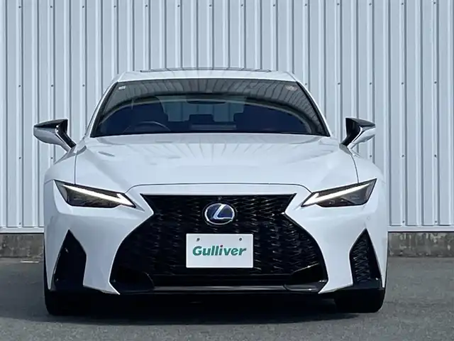 レクサス ＩＳ 300h Fスポーツ 福岡県 2020(令2)年 2.8万km ホワイトノーヴァガラスフレーク メーカー純正ナビ：CD DVD フルセグTV　Bluetooth　SD MIra cast/純正アルミホイール/パノラミックビューモニター/サンルーフ/赤革シート/ステアリングヒーター/D.Nパワーシート/シートヒーター/エアシート/サンルーフ/パドルシフト/レーダークルーズ/センタートレース/ＥＴＣ2.0/ＰＣＳ/ＢＳＭ/センタートレース/オートハイビーム/パドルシフト