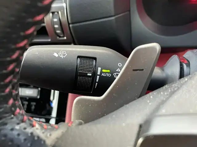 レクサス ＩＳ 300h Fスポーツ 福岡県 2020(令2)年 2.8万km ホワイトノーヴァガラスフレーク メーカー純正ナビ：CD DVD フルセグTV　Bluetooth　SD MIra cast/純正アルミホイール/パノラミックビューモニター/サンルーフ/赤革シート/ステアリングヒーター/D.Nパワーシート/シートヒーター/エアシート/サンルーフ/パドルシフト/レーダークルーズ/センタートレース/ＥＴＣ2.0/ＰＣＳ/ＢＳＭ/センタートレース/オートハイビーム/パドルシフト