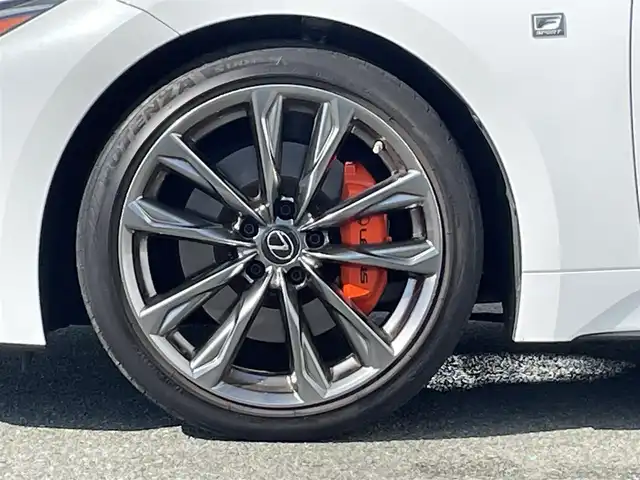 レクサス ＩＳ 300h Fスポーツ 福岡県 2020(令2)年 2.8万km ホワイトノーヴァガラスフレーク メーカー純正ナビ：CD DVD フルセグTV　Bluetooth　SD MIra cast/純正アルミホイール/パノラミックビューモニター/サンルーフ/赤革シート/ステアリングヒーター/D.Nパワーシート/シートヒーター/エアシート/サンルーフ/パドルシフト/レーダークルーズ/センタートレース/ＥＴＣ2.0/ＰＣＳ/ＢＳＭ/センタートレース/オートハイビーム/パドルシフト