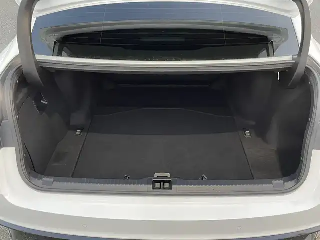 レクサス ＩＳ 300h Fスポーツ 福岡県 2020(令2)年 2.8万km ホワイトノーヴァガラスフレーク メーカー純正ナビ：CD DVD フルセグTV　Bluetooth　SD MIra cast/純正アルミホイール/パノラミックビューモニター/サンルーフ/赤革シート/ステアリングヒーター/D.Nパワーシート/シートヒーター/エアシート/サンルーフ/パドルシフト/レーダークルーズ/センタートレース/ＥＴＣ2.0/ＰＣＳ/ＢＳＭ/センタートレース/オートハイビーム/パドルシフト
