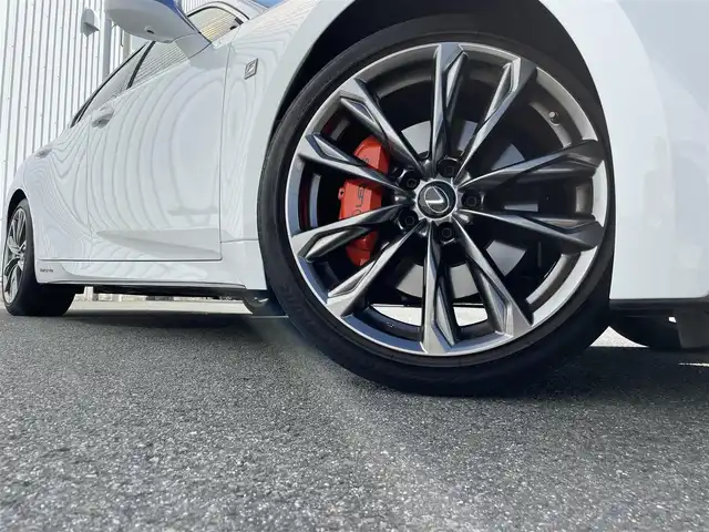 レクサス ＩＳ 300h Fスポーツ 福岡県 2020(令2)年 2.8万km ホワイトノーヴァガラスフレーク メーカー純正ナビ：CD DVD フルセグTV　Bluetooth　SD MIra cast/純正アルミホイール/パノラミックビューモニター/サンルーフ/赤革シート/ステアリングヒーター/D.Nパワーシート/シートヒーター/エアシート/サンルーフ/パドルシフト/レーダークルーズ/センタートレース/ＥＴＣ2.0/ＰＣＳ/ＢＳＭ/センタートレース/オートハイビーム/パドルシフト