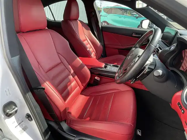 レクサス ＩＳ 300h Fスポーツ 福岡県 2020(令2)年 2.8万km ホワイトノーヴァガラスフレーク メーカー純正ナビ：CD DVD フルセグTV　Bluetooth　SD MIra cast/純正アルミホイール/パノラミックビューモニター/サンルーフ/赤革シート/ステアリングヒーター/D.Nパワーシート/シートヒーター/エアシート/サンルーフ/パドルシフト/レーダークルーズ/センタートレース/ＥＴＣ2.0/ＰＣＳ/ＢＳＭ/センタートレース/オートハイビーム/パドルシフト