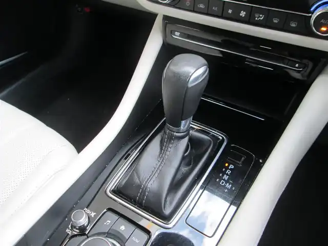 マツダ アテンザ ワゴン XD Lパッケージ 千葉県 2019(平31)年 7.7万km スノーフレイクホワイトパールマイカ ワンオーナー/純正SDナビ、フルセグTV(キャンセラー有)/360°ビューモニター/純正オーディオ【DVD/CD/BT/USB】/LEDヘッドライト/BOSEサウンドシステム/SBS/SCBS(衝突被害軽減ブレーキシステム)/レーダークルーズコントロール/レーンキープアシスト/ヘッドアップディスプレイ/ブラインドスポットモニター/前後コーナーセンサー/パドルシフト付き革巻きステアリング/白本革シート/運転席シートメモリ/前席パワーシート/シートヒーター/エアシート/ステアリングヒーター/レインクリアリングブルーミラー/純正19インチアルミホイール/純正前方ドライブレコーダー/ETC/スペアキー/取扱説明書/ナビ取扱説明書/新車時保証書/マツダ整備記録簿(R2/3/4/6/7)