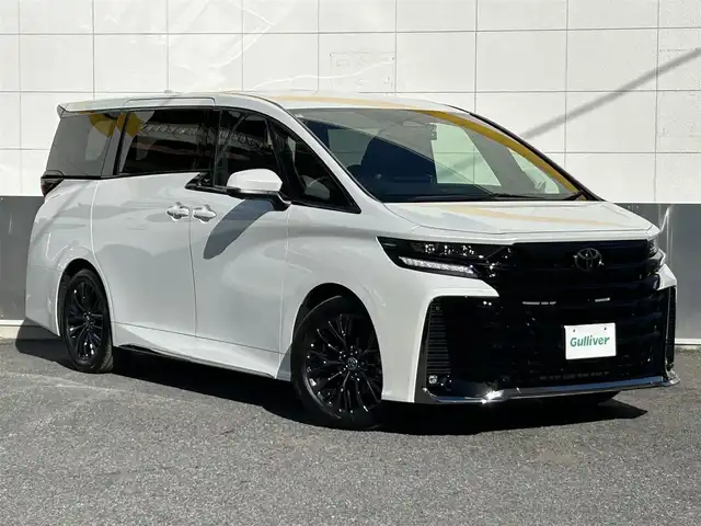 トヨタ ヴェルファイア ハイブリット Z プレミア 東京都 2024(令6)年 1万km プラチナホワイトパールマイカ ワンオーナー/ユニバーサルステップ/デジタルインナーミラー/サンセットブラウンプレミアムナッパ革シート/13.2型有機EL後席ディスプレイ/左右独立ムーンルーフ/プリクラッシュセーフティ/緊急時操舵支援/フロントクロストラフィックアラート/レーンチェンジアシスト/レーントレーシングアシスト/レーンディパーチャーアラート/全車速追従機能付レーダークルーズコントロール/アダプティブハイビームシステム/ロードサインアシスト/ドライバー異常時対応システム/プロアクティブドライビングアシスト/発進遅れ告知機能/トヨタチームメイト/純正14インチディスプレイオーディオプラス/TVキャンセラー/パノラミックビューモニター/LEDヘッドライト/LEDフォグランプ/両側パワースライドドア/カラーヘッドアップディスプレイ/パワーシート/シートヒーター/ETC2.0/純正19インチアルミホイール/革巻きステアリングホイール/パドルシフト/ステアリングヒーター/おくだけ充電/プッシュスタート/スマートキー/電動オート格納ミラー/ウインカーミラー/保証書