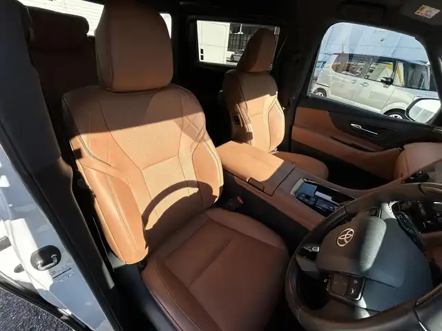 トヨタ ヴェルファイア ハイブリット Z プレミア 東京都 2024(令6)年 1万km プラチナホワイトパールマイカ ワンオーナー/ユニバーサルステップ/デジタルインナーミラー/サンセットブラウンプレミアムナッパ革シート/13.2型有機EL後席ディスプレイ/左右独立ムーンルーフ/プリクラッシュセーフティ/緊急時操舵支援/フロントクロストラフィックアラート/レーンチェンジアシスト/レーントレーシングアシスト/レーンディパーチャーアラート/全車速追従機能付レーダークルーズコントロール/アダプティブハイビームシステム/ロードサインアシスト/ドライバー異常時対応システム/プロアクティブドライビングアシスト/発進遅れ告知機能/トヨタチームメイト/純正14インチディスプレイオーディオプラス/TVキャンセラー/パノラミックビューモニター/LEDヘッドライト/LEDフォグランプ/両側パワースライドドア/カラーヘッドアップディスプレイ/パワーシート/シートヒーター/ETC2.0/純正19インチアルミホイール/革巻きステアリングホイール/パドルシフト/ステアリングヒーター/おくだけ充電/プッシュスタート/スマートキー/電動オート格納ミラー/ウインカーミラー/保証書