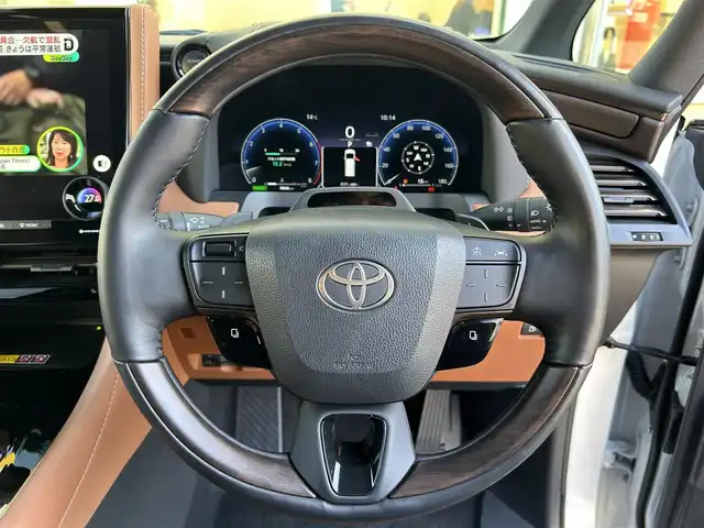 トヨタ ヴェルファイア ハイブリット Z プレミア 東京都 2024(令6)年 1万km プラチナホワイトパールマイカ ワンオーナー/ユニバーサルステップ/デジタルインナーミラー/サンセットブラウンプレミアムナッパ革シート/13.2型有機EL後席ディスプレイ/左右独立ムーンルーフ/プリクラッシュセーフティ/緊急時操舵支援/フロントクロストラフィックアラート/レーンチェンジアシスト/レーントレーシングアシスト/レーンディパーチャーアラート/全車速追従機能付レーダークルーズコントロール/アダプティブハイビームシステム/ロードサインアシスト/ドライバー異常時対応システム/プロアクティブドライビングアシスト/発進遅れ告知機能/トヨタチームメイト/純正14インチディスプレイオーディオプラス/TVキャンセラー/パノラミックビューモニター/LEDヘッドライト/LEDフォグランプ/両側パワースライドドア/カラーヘッドアップディスプレイ/パワーシート/シートヒーター/ETC2.0/純正19インチアルミホイール/革巻きステアリングホイール/パドルシフト/ステアリングヒーター/おくだけ充電/プッシュスタート/スマートキー/電動オート格納ミラー/ウインカーミラー/保証書