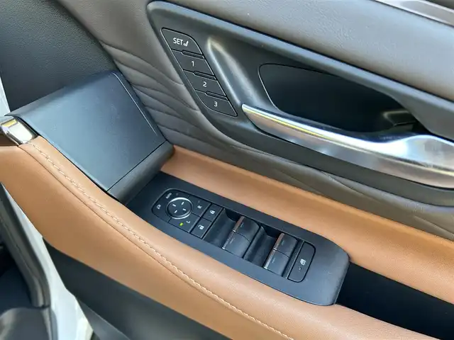 トヨタ ヴェルファイア ハイブリット Z プレミア 東京都 2024(令6)年 1万km プラチナホワイトパールマイカ ワンオーナー/ユニバーサルステップ/デジタルインナーミラー/サンセットブラウンプレミアムナッパ革シート/13.2型有機EL後席ディスプレイ/左右独立ムーンルーフ/プリクラッシュセーフティ/緊急時操舵支援/フロントクロストラフィックアラート/レーンチェンジアシスト/レーントレーシングアシスト/レーンディパーチャーアラート/全車速追従機能付レーダークルーズコントロール/アダプティブハイビームシステム/ロードサインアシスト/ドライバー異常時対応システム/プロアクティブドライビングアシスト/発進遅れ告知機能/トヨタチームメイト/純正14インチディスプレイオーディオプラス/TVキャンセラー/パノラミックビューモニター/LEDヘッドライト/LEDフォグランプ/両側パワースライドドア/カラーヘッドアップディスプレイ/パワーシート/シートヒーター/ETC2.0/純正19インチアルミホイール/革巻きステアリングホイール/パドルシフト/ステアリングヒーター/おくだけ充電/プッシュスタート/スマートキー/電動オート格納ミラー/ウインカーミラー/保証書