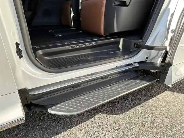 トヨタ ヴェルファイア ハイブリット Z プレミア 東京都 2024(令6)年 1万km プラチナホワイトパールマイカ ワンオーナー/ユニバーサルステップ/デジタルインナーミラー/サンセットブラウンプレミアムナッパ革シート/13.2型有機EL後席ディスプレイ/左右独立ムーンルーフ/プリクラッシュセーフティ/緊急時操舵支援/フロントクロストラフィックアラート/レーンチェンジアシスト/レーントレーシングアシスト/レーンディパーチャーアラート/全車速追従機能付レーダークルーズコントロール/アダプティブハイビームシステム/ロードサインアシスト/ドライバー異常時対応システム/プロアクティブドライビングアシスト/発進遅れ告知機能/トヨタチームメイト/純正14インチディスプレイオーディオプラス/TVキャンセラー/パノラミックビューモニター/LEDヘッドライト/LEDフォグランプ/両側パワースライドドア/カラーヘッドアップディスプレイ/パワーシート/シートヒーター/ETC2.0/純正19インチアルミホイール/革巻きステアリングホイール/パドルシフト/ステアリングヒーター/おくだけ充電/プッシュスタート/スマートキー/電動オート格納ミラー/ウインカーミラー/保証書