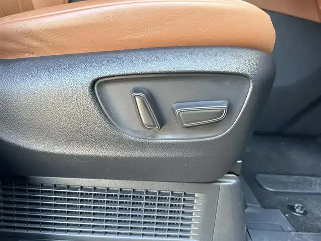 トヨタ ヴェルファイア ハイブリット Z プレミア 東京都 2024(令6)年 1万km プラチナホワイトパールマイカ ワンオーナー/ユニバーサルステップ/デジタルインナーミラー/サンセットブラウンプレミアムナッパ革シート/13.2型有機EL後席ディスプレイ/左右独立ムーンルーフ/プリクラッシュセーフティ/緊急時操舵支援/フロントクロストラフィックアラート/レーンチェンジアシスト/レーントレーシングアシスト/レーンディパーチャーアラート/全車速追従機能付レーダークルーズコントロール/アダプティブハイビームシステム/ロードサインアシスト/ドライバー異常時対応システム/プロアクティブドライビングアシスト/発進遅れ告知機能/トヨタチームメイト/純正14インチディスプレイオーディオプラス/TVキャンセラー/パノラミックビューモニター/LEDヘッドライト/LEDフォグランプ/両側パワースライドドア/カラーヘッドアップディスプレイ/パワーシート/シートヒーター/ETC2.0/純正19インチアルミホイール/革巻きステアリングホイール/パドルシフト/ステアリングヒーター/おくだけ充電/プッシュスタート/スマートキー/電動オート格納ミラー/ウインカーミラー/保証書