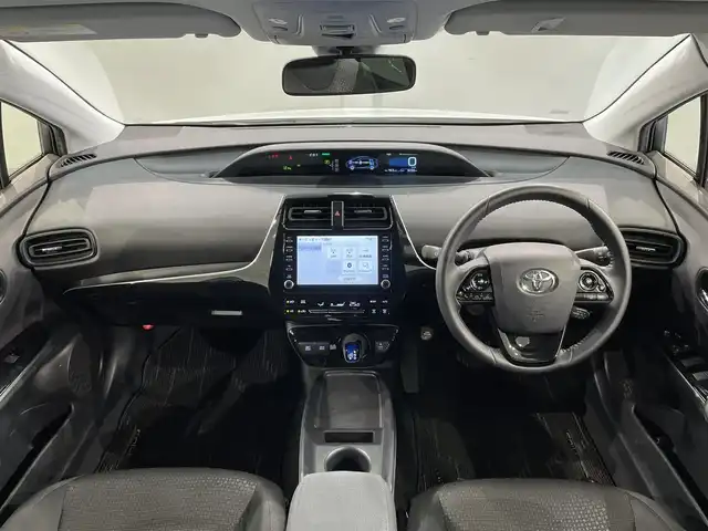 トヨタ プリウス S 愛知県 2022(令4)年 0.7万km プラチナホワイトパールマイカ 純正８インチナビ　/（AM/FM/USB/Bluetooth/Miracast)/トヨタセーフティセンス　/　　-衝突軽減ブレーキ　/　　-レーダークルーズコントロール　/　　-レーンキープアシスト/　　-オートマチックハイビーム/　　-ロードサインアシスト/ＡＣ１００Ｖ　/ビルトインＥＴＣ２．０　/ＬＥＤヘッドライト/クリアランスソナー　/先行車発進告知/バックカメラ　/ＵＳＢ接続　/純正フロアマット/アクセサリーソケット/ISOFIX/プッシュスタート/　　-スマートキー