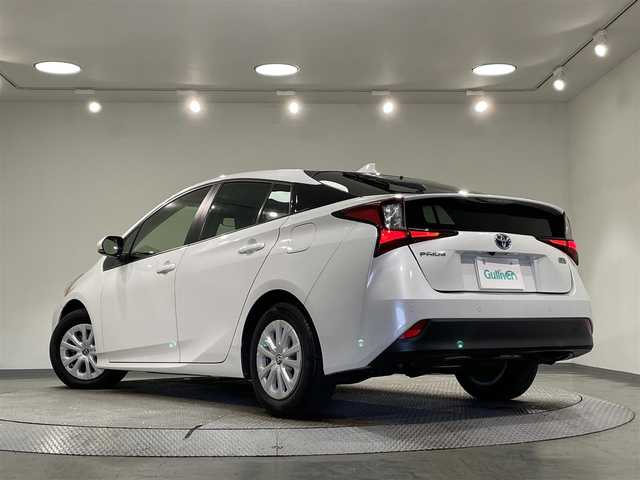 トヨタ プリウス S 愛知県 2022(令4)年 0.7万km プラチナホワイトパールマイカ 純正８インチナビ　/（AM/FM/USB/Bluetooth/Miracast)/トヨタセーフティセンス　/　　-衝突軽減ブレーキ　/　　-レーダークルーズコントロール　/　　-レーンキープアシスト/　　-オートマチックハイビーム/　　-ロードサインアシスト/ＡＣ１００Ｖ　/ビルトインＥＴＣ２．０　/ＬＥＤヘッドライト/クリアランスソナー　/先行車発進告知/バックカメラ　/ＵＳＢ接続　/純正フロアマット/アクセサリーソケット/ISOFIX/プッシュスタート/　　-スマートキー