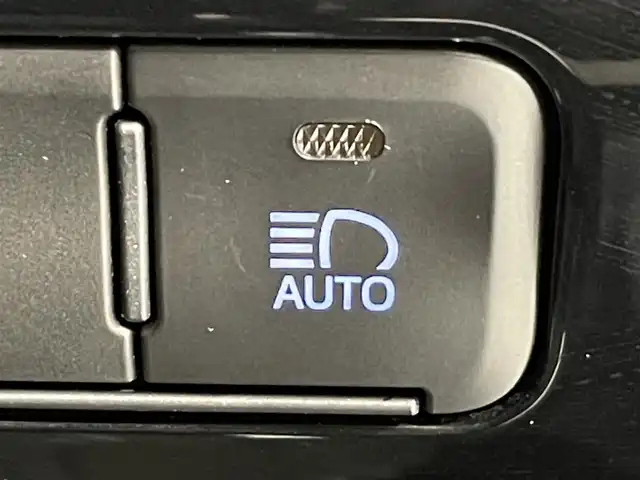 トヨタ プリウス S 愛知県 2022(令4)年 0.7万km プラチナホワイトパールマイカ 純正８インチナビ　/（AM/FM/USB/Bluetooth/Miracast)/トヨタセーフティセンス　/　　-衝突軽減ブレーキ　/　　-レーダークルーズコントロール　/　　-レーンキープアシスト/　　-オートマチックハイビーム/　　-ロードサインアシスト/ＡＣ１００Ｖ　/ビルトインＥＴＣ２．０　/ＬＥＤヘッドライト/クリアランスソナー　/先行車発進告知/バックカメラ　/ＵＳＢ接続　/純正フロアマット/アクセサリーソケット/ISOFIX/プッシュスタート/　　-スマートキー