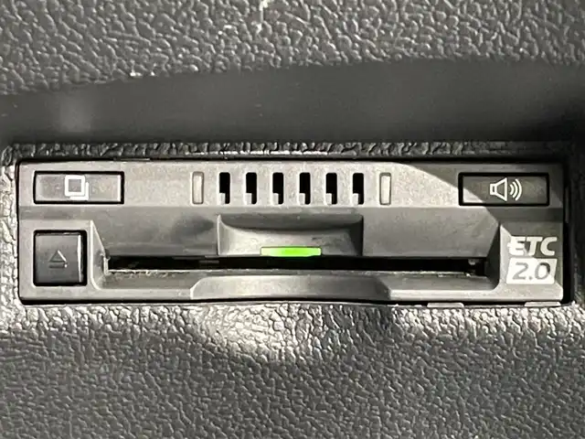 トヨタ プリウス S 愛知県 2022(令4)年 0.7万km プラチナホワイトパールマイカ 純正８インチナビ　/（AM/FM/USB/Bluetooth/Miracast)/トヨタセーフティセンス　/　　-衝突軽減ブレーキ　/　　-レーダークルーズコントロール　/　　-レーンキープアシスト/　　-オートマチックハイビーム/　　-ロードサインアシスト/ＡＣ１００Ｖ　/ビルトインＥＴＣ２．０　/ＬＥＤヘッドライト/クリアランスソナー　/先行車発進告知/バックカメラ　/ＵＳＢ接続　/純正フロアマット/アクセサリーソケット/ISOFIX/プッシュスタート/　　-スマートキー