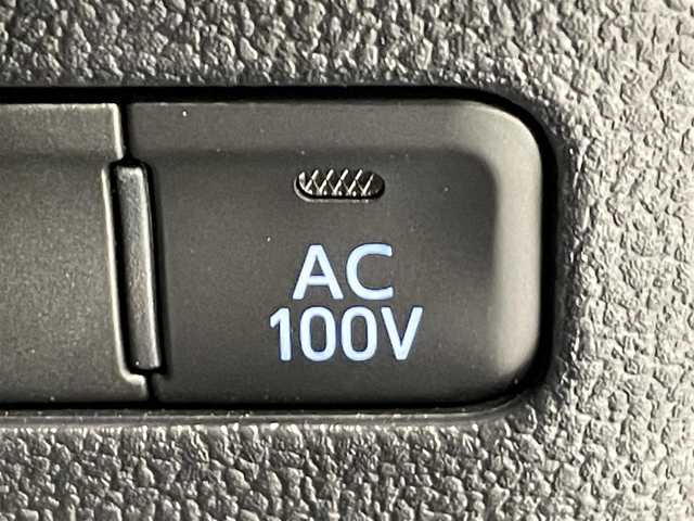 トヨタ プリウス S 愛知県 2022(令4)年 0.7万km プラチナホワイトパールマイカ 純正８インチナビ　/（AM/FM/USB/Bluetooth/Miracast)/トヨタセーフティセンス　/　　-衝突軽減ブレーキ　/　　-レーダークルーズコントロール　/　　-レーンキープアシスト/　　-オートマチックハイビーム/　　-ロードサインアシスト/ＡＣ１００Ｖ　/ビルトインＥＴＣ２．０　/ＬＥＤヘッドライト/クリアランスソナー　/先行車発進告知/バックカメラ　/ＵＳＢ接続　/純正フロアマット/アクセサリーソケット/ISOFIX/プッシュスタート/　　-スマートキー