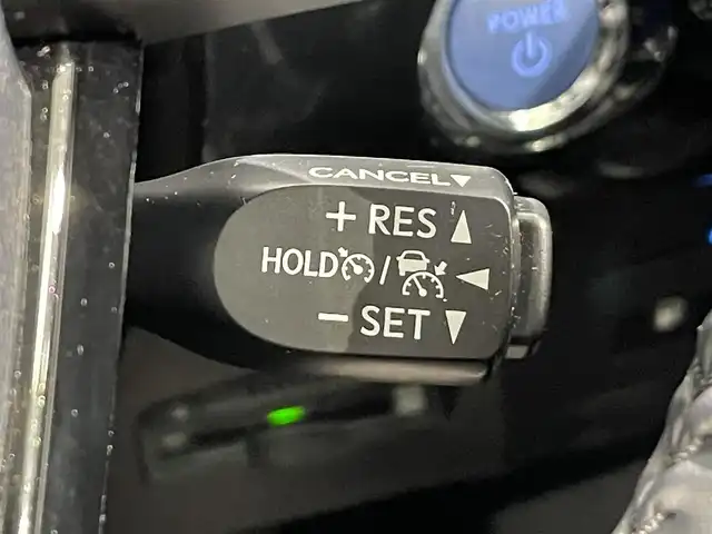 トヨタ プリウス S 愛知県 2022(令4)年 0.7万km プラチナホワイトパールマイカ 純正８インチナビ　/（AM/FM/USB/Bluetooth/Miracast)/トヨタセーフティセンス　/　　-衝突軽減ブレーキ　/　　-レーダークルーズコントロール　/　　-レーンキープアシスト/　　-オートマチックハイビーム/　　-ロードサインアシスト/ＡＣ１００Ｖ　/ビルトインＥＴＣ２．０　/ＬＥＤヘッドライト/クリアランスソナー　/先行車発進告知/バックカメラ　/ＵＳＢ接続　/純正フロアマット/アクセサリーソケット/ISOFIX/プッシュスタート/　　-スマートキー