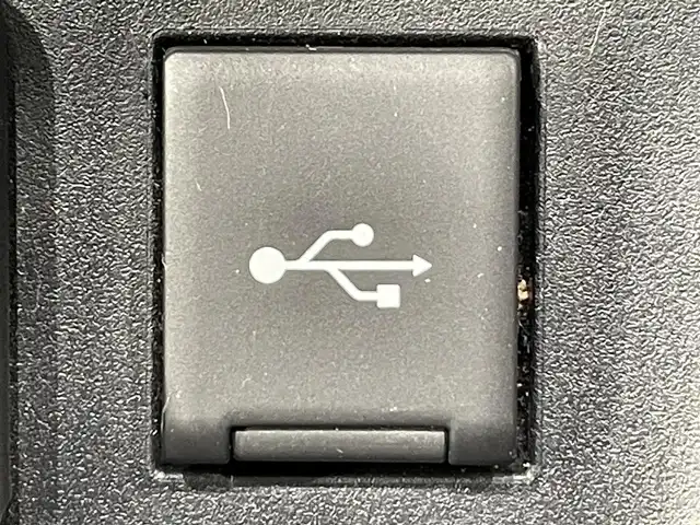 トヨタ プリウス S 愛知県 2022(令4)年 0.7万km プラチナホワイトパールマイカ 純正８インチナビ　/（AM/FM/USB/Bluetooth/Miracast)/トヨタセーフティセンス　/　　-衝突軽減ブレーキ　/　　-レーダークルーズコントロール　/　　-レーンキープアシスト/　　-オートマチックハイビーム/　　-ロードサインアシスト/ＡＣ１００Ｖ　/ビルトインＥＴＣ２．０　/ＬＥＤヘッドライト/クリアランスソナー　/先行車発進告知/バックカメラ　/ＵＳＢ接続　/純正フロアマット/アクセサリーソケット/ISOFIX/プッシュスタート/　　-スマートキー