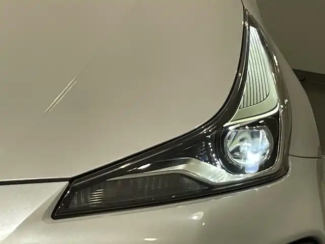 トヨタ プリウス S 愛知県 2022(令4)年 0.7万km プラチナホワイトパールマイカ 純正８インチナビ　/（AM/FM/USB/Bluetooth/Miracast)/トヨタセーフティセンス　/　　-衝突軽減ブレーキ　/　　-レーダークルーズコントロール　/　　-レーンキープアシスト/　　-オートマチックハイビーム/　　-ロードサインアシスト/ＡＣ１００Ｖ　/ビルトインＥＴＣ２．０　/ＬＥＤヘッドライト/クリアランスソナー　/先行車発進告知/バックカメラ　/ＵＳＢ接続　/純正フロアマット/アクセサリーソケット/ISOFIX/プッシュスタート/　　-スマートキー