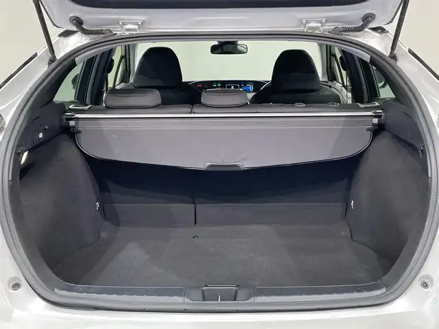 トヨタ プリウス S 愛知県 2022(令4)年 0.7万km プラチナホワイトパールマイカ 純正８インチナビ　/（AM/FM/USB/Bluetooth/Miracast)/トヨタセーフティセンス　/　　-衝突軽減ブレーキ　/　　-レーダークルーズコントロール　/　　-レーンキープアシスト/　　-オートマチックハイビーム/　　-ロードサインアシスト/ＡＣ１００Ｖ　/ビルトインＥＴＣ２．０　/ＬＥＤヘッドライト/クリアランスソナー　/先行車発進告知/バックカメラ　/ＵＳＢ接続　/純正フロアマット/アクセサリーソケット/ISOFIX/プッシュスタート/　　-スマートキー