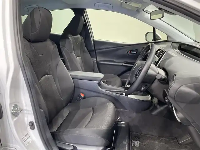 トヨタ プリウス S 愛知県 2022(令4)年 0.7万km プラチナホワイトパールマイカ 純正８インチナビ　/（AM/FM/USB/Bluetooth/Miracast)/トヨタセーフティセンス　/　　-衝突軽減ブレーキ　/　　-レーダークルーズコントロール　/　　-レーンキープアシスト/　　-オートマチックハイビーム/　　-ロードサインアシスト/ＡＣ１００Ｖ　/ビルトインＥＴＣ２．０　/ＬＥＤヘッドライト/クリアランスソナー　/先行車発進告知/バックカメラ　/ＵＳＢ接続　/純正フロアマット/アクセサリーソケット/ISOFIX/プッシュスタート/　　-スマートキー