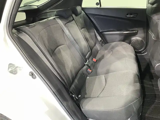 トヨタ プリウス S 愛知県 2022(令4)年 0.7万km プラチナホワイトパールマイカ 純正８インチナビ　/（AM/FM/USB/Bluetooth/Miracast)/トヨタセーフティセンス　/　　-衝突軽減ブレーキ　/　　-レーダークルーズコントロール　/　　-レーンキープアシスト/　　-オートマチックハイビーム/　　-ロードサインアシスト/ＡＣ１００Ｖ　/ビルトインＥＴＣ２．０　/ＬＥＤヘッドライト/クリアランスソナー　/先行車発進告知/バックカメラ　/ＵＳＢ接続　/純正フロアマット/アクセサリーソケット/ISOFIX/プッシュスタート/　　-スマートキー