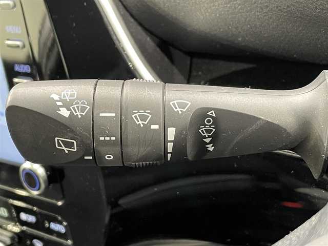 トヨタ プリウス S 愛知県 2022(令4)年 0.7万km プラチナホワイトパールマイカ 純正８インチナビ　/（AM/FM/USB/Bluetooth/Miracast)/トヨタセーフティセンス　/　　-衝突軽減ブレーキ　/　　-レーダークルーズコントロール　/　　-レーンキープアシスト/　　-オートマチックハイビーム/　　-ロードサインアシスト/ＡＣ１００Ｖ　/ビルトインＥＴＣ２．０　/ＬＥＤヘッドライト/クリアランスソナー　/先行車発進告知/バックカメラ　/ＵＳＢ接続　/純正フロアマット/アクセサリーソケット/ISOFIX/プッシュスタート/　　-スマートキー