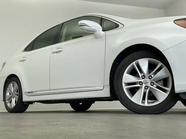 レクサス ＨＳ 250h バージョンI 新潟県 2010(平22)年 5.2万km ホワイトパールクリスタルシャイン 純正ＨＤＤナビ（CD・MD・USB・DVD）/レザーシート　/バックフロントカメラ　/前席パワーシート/前席シートヒーター/前席エアシート　/メモリーシート　/前後コーナーセンサー　/クルーズコントロール　/フルセグ　/オートライト/純正ビルトインETC　/アイドリングストップ/ウッドコンビステアリング/ステアリングリモコン/コーナーポール/リアサンシェード/スマートキー/スペアキー/純正フロアマット/純正１７インチアルミホイール