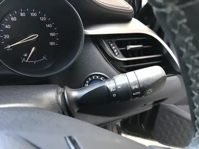 トヨタ Ｃ－ＨＲ G 和歌山県 2017(平29)年 8.6万km ブラックマイカ アルパインナビ（X9V）/　CD/DVD/DTV/BT/SD/トヨタセーフティセンスP/・衝突被害軽減ブレーキ/・レーダークルーズコントロール/・クリアランスソナー/・オートマチックハイビーム/・車線逸脱警報（ステアリング制御）/・ブラインドスポットモニター/バックカメラ/オートライト/純正18インチアルミホイール/ハーフレザーシート/シートヒーター/スマートキー/プッシュスタート/純正フロアマット/保証書・取扱説明書