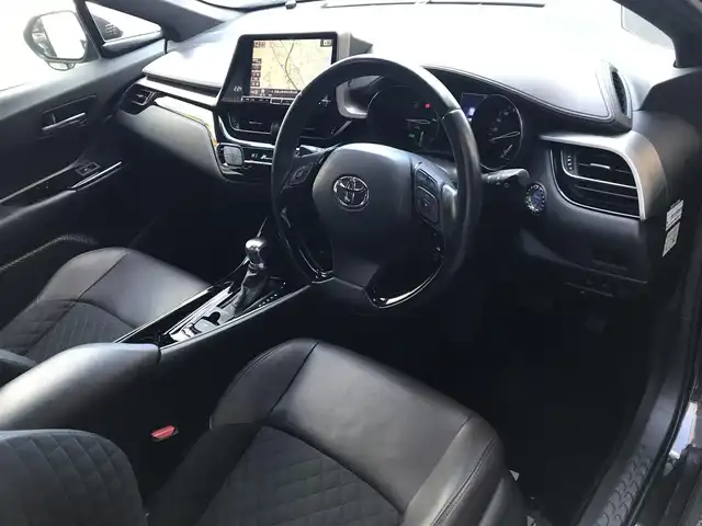 トヨタ Ｃ－ＨＲ G 和歌山県 2017(平29)年 8.6万km ブラックマイカ アルパインナビ（X9V）/　CD/DVD/DTV/BT/SD/トヨタセーフティセンスP/・衝突被害軽減ブレーキ/・レーダークルーズコントロール/・クリアランスソナー/・オートマチックハイビーム/・車線逸脱警報（ステアリング制御）/・ブラインドスポットモニター/バックカメラ/オートライト/純正18インチアルミホイール/ハーフレザーシート/シートヒーター/スマートキー/プッシュスタート/純正フロアマット/保証書・取扱説明書