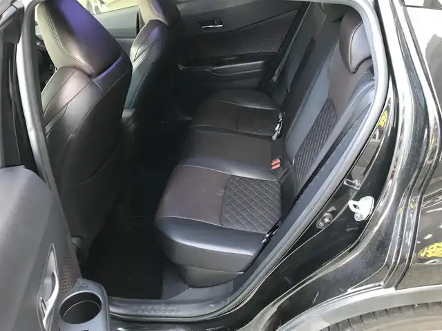 トヨタ Ｃ－ＨＲ G 和歌山県 2017(平29)年 8.6万km ブラックマイカ アルパインナビ（X9V）/　CD/DVD/DTV/BT/SD/トヨタセーフティセンスP/・衝突被害軽減ブレーキ/・レーダークルーズコントロール/・クリアランスソナー/・オートマチックハイビーム/・車線逸脱警報（ステアリング制御）/・ブラインドスポットモニター/バックカメラ/オートライト/純正18インチアルミホイール/ハーフレザーシート/シートヒーター/スマートキー/プッシュスタート/純正フロアマット/保証書・取扱説明書