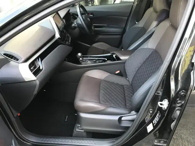 トヨタ Ｃ－ＨＲ G 和歌山県 2017(平29)年 8.6万km ブラックマイカ アルパインナビ（X9V）/　CD/DVD/DTV/BT/SD/トヨタセーフティセンスP/・衝突被害軽減ブレーキ/・レーダークルーズコントロール/・クリアランスソナー/・オートマチックハイビーム/・車線逸脱警報（ステアリング制御）/・ブラインドスポットモニター/バックカメラ/オートライト/純正18インチアルミホイール/ハーフレザーシート/シートヒーター/スマートキー/プッシュスタート/純正フロアマット/保証書・取扱説明書