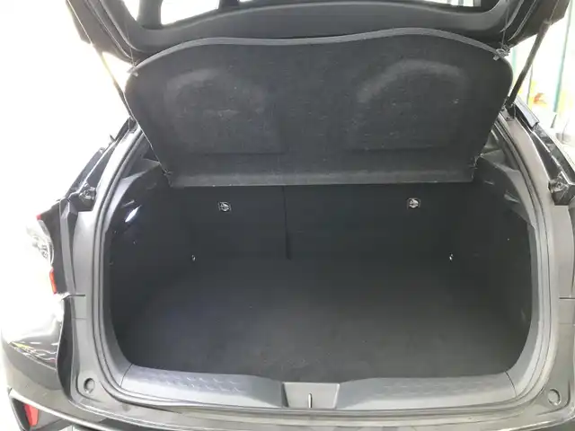 トヨタ Ｃ－ＨＲ G 和歌山県 2017(平29)年 8.6万km ブラックマイカ アルパインナビ（X9V）/　CD/DVD/DTV/BT/SD/トヨタセーフティセンスP/・衝突被害軽減ブレーキ/・レーダークルーズコントロール/・クリアランスソナー/・オートマチックハイビーム/・車線逸脱警報（ステアリング制御）/・ブラインドスポットモニター/バックカメラ/オートライト/純正18インチアルミホイール/ハーフレザーシート/シートヒーター/スマートキー/プッシュスタート/純正フロアマット/保証書・取扱説明書