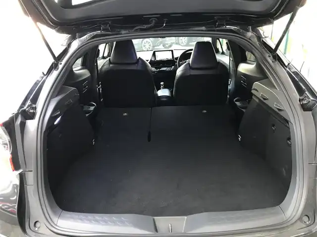 トヨタ Ｃ－ＨＲ G 和歌山県 2017(平29)年 8.6万km ブラックマイカ アルパインナビ（X9V）/　CD/DVD/DTV/BT/SD/トヨタセーフティセンスP/・衝突被害軽減ブレーキ/・レーダークルーズコントロール/・クリアランスソナー/・オートマチックハイビーム/・車線逸脱警報（ステアリング制御）/・ブラインドスポットモニター/バックカメラ/オートライト/純正18インチアルミホイール/ハーフレザーシート/シートヒーター/スマートキー/プッシュスタート/純正フロアマット/保証書・取扱説明書