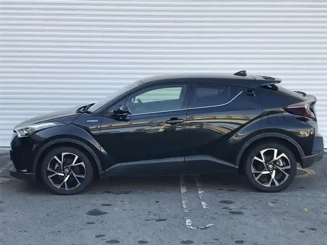 トヨタ Ｃ－ＨＲ G 和歌山県 2017(平29)年 8.6万km ブラックマイカ アルパインナビ（X9V）/　CD/DVD/DTV/BT/SD/トヨタセーフティセンスP/・衝突被害軽減ブレーキ/・レーダークルーズコントロール/・クリアランスソナー/・オートマチックハイビーム/・車線逸脱警報（ステアリング制御）/・ブラインドスポットモニター/バックカメラ/オートライト/純正18インチアルミホイール/ハーフレザーシート/シートヒーター/スマートキー/プッシュスタート/純正フロアマット/保証書・取扱説明書