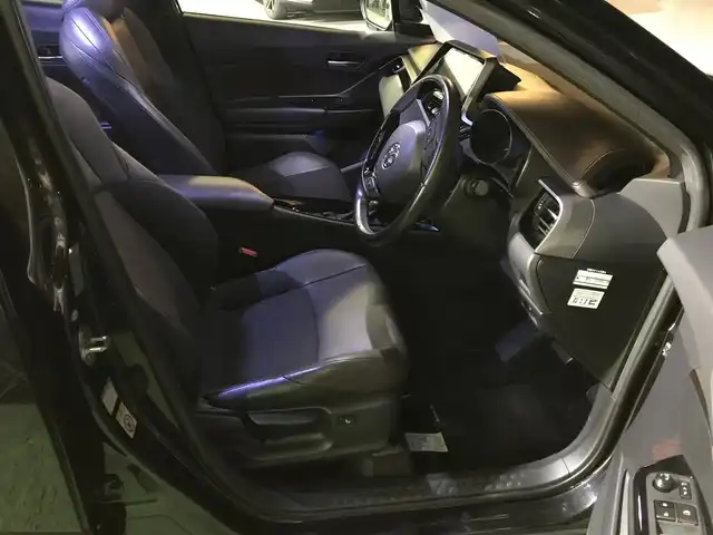 トヨタ Ｃ－ＨＲ G 和歌山県 2017(平29)年 8.6万km ブラックマイカ アルパインナビ（X9V）/　CD/DVD/DTV/BT/SD/トヨタセーフティセンスP/・衝突被害軽減ブレーキ/・レーダークルーズコントロール/・クリアランスソナー/・オートマチックハイビーム/・車線逸脱警報（ステアリング制御）/・ブラインドスポットモニター/バックカメラ/オートライト/純正18インチアルミホイール/ハーフレザーシート/シートヒーター/スマートキー/プッシュスタート/純正フロアマット/保証書・取扱説明書