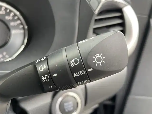 トヨタ ハイラックス Z 群馬県 2023(令5)年 2.6万km ダークブルーマイカ トヨタセーフティセンス/・プリクラッシュセーフティー/・レーンディパーチャーアラート/・ロードサインアシスト/・レーダークルーズコントロール/・先行車発進お知らせ/・ドライブスタートコントロール/純正7型メモリナビ　NMZK-W73D/　（CD DVD フルセグTV Bluetooth iPod USB AM FM)/バックカメラ/ETC2.0/LEDヘッドライト/オートライト/アイドリングストップ/デュアルエアコン/ECOモード/PWRモード/革巻きステアリング/ステアリングスイッチ/荷台カバー/横滑り防止/ウィンカーミラー/取扱説明書/保証書/スペアキー
